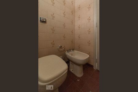 Banheiro de apartamento à venda com 1 quarto, 58m² em Cambuí, Campinas