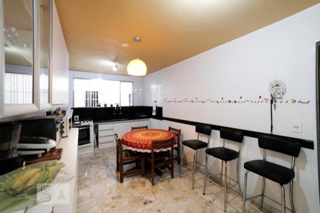 Casa à venda com 240m², 3 quartos e 3 vagasCozinha