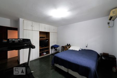 Casa à venda com 240m², 3 quartos e 3 vagasSuíte