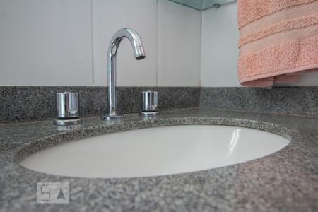 Apartamento para alugar com 95m², 3 quartos e 2 vagasBanheiro suíte detalhe