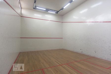 Dependências do condominio - quadra de squash de apartamento para alugar com 1 quarto, 44m² em Centro, Campinas