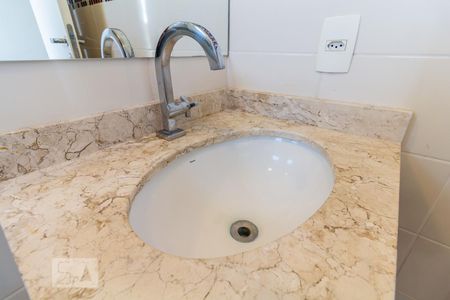 Apartamento à venda com 75m², 2 quartos e 1 vagaPia do Banheiro da Suíte