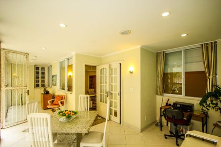 Apartamento para alugar com 200m², 3 quartos e sem vaga Apartamento para alugar com 200m², 3 quartos e sem vagaVaranda