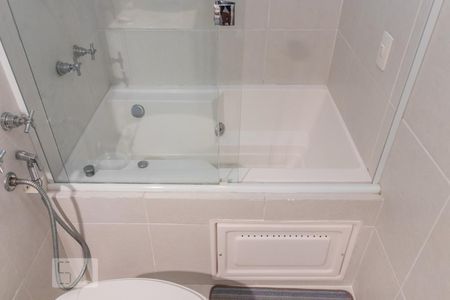 Banheiro social de apartamento para alugar com 3 quartos, 117m² em Água Verde, Curitiba