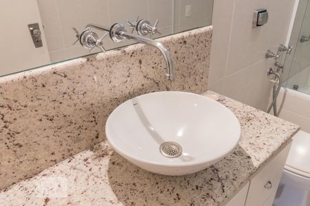 Banheiro social de apartamento para alugar com 3 quartos, 117m² em Água Verde, Curitiba