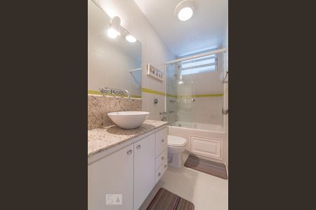 Banheiro social de apartamento para alugar com 3 quartos, 117m² em Água Verde, Curitiba