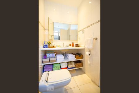 Apartamento à venda com 280m², 3 quartos e 2 vagas Apartamento à venda com 280m², 3 quartos e 2 vagasBanheiro Suite