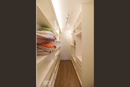 Apartamento para alugar com 190m², 3 quartos e 3 vagas Apartamento para alugar com 190m², 3 quartos e 3 vagasCloset