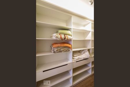 Apartamento para alugar com 190m², 3 quartos e 3 vagas Apartamento para alugar com 190m², 3 quartos e 3 vagasCloset