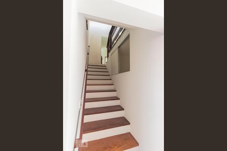 Escadas de casa de condomínio para alugar com 4 quartos, 265m² em Santo Amaro, São Paulo