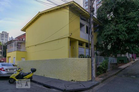 Casa para alugar com 180m², 3 quartos e 1 vaga Casa para alugar com 180m², 3 quartos e 1 vagaFachada