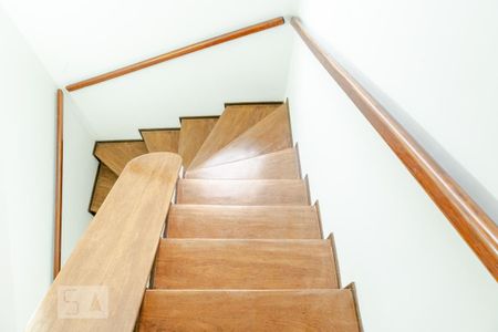 Casa para alugar com 267m², 3 quartos e 2 vagas Casa para alugar com 267m², 3 quartos e 2 vagasEscadas