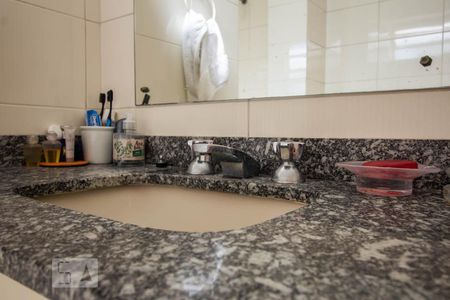 Banheiro social detalhe de casa à venda com 3 quartos, 250m² em Sumaré, São Paulo