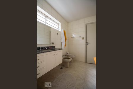 Banheiro social de casa à venda com 3 quartos, 250m² em Sumaré, São Paulo