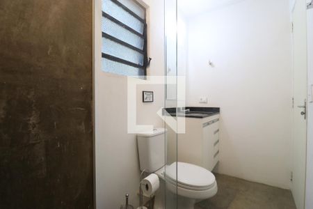 Banheiro de kitnet/studio para alugar com 1 quarto, 17m² em Perdizes, São Paulo