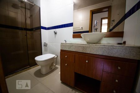 Banheiro social   de apartamento para alugar com 2 quartos, 72m² em Santa Rosa, Niterói