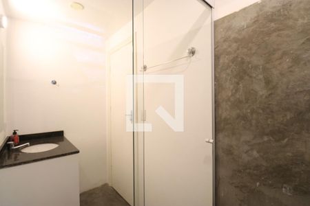 Banheiro de kitnet/studio para alugar com 1 quarto, 13m² em Perdizes, São Paulo