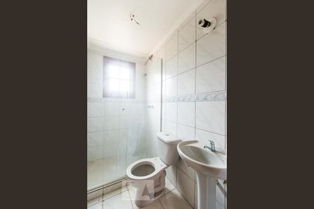 Banheiro de casa de condomínio para alugar com 3 quartos, 100m² em Camaquã, Porto Alegre