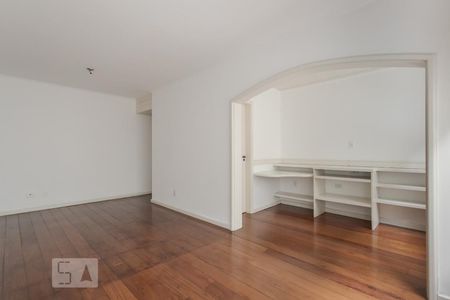 Sala de Apartamento com 2 quartos, 80m² Mont'Serrat