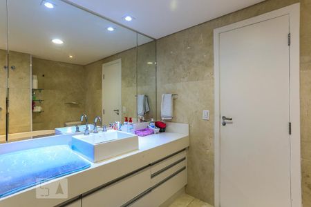 Apartamento à venda com 240m², 3 quartos e 3 vagas Apartamento à venda com 240m², 3 quartos e 3 vagasBanheiro 1 da Suite 3