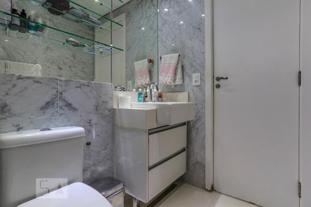 Apartamento à venda com 240m², 3 quartos e 3 vagas Apartamento à venda com 240m², 3 quartos e 3 vagasBanheiro 2 da Suite 3