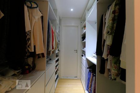 Apartamento à venda com 240m², 3 quartos e 3 vagas Apartamento à venda com 240m², 3 quartos e 3 vagasCloset da Suite 3