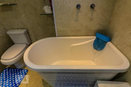 Apartamento à venda com 240m², 3 quartos e 3 vagas Apartamento à venda com 240m², 3 quartos e 3 vagasBanheiro 1 da Suite 3