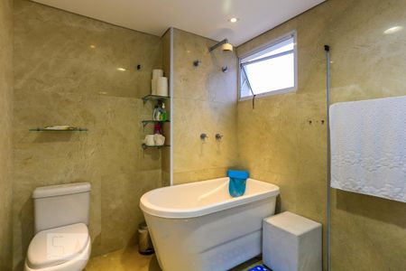 Apartamento à venda com 240m², 3 quartos e 3 vagas Apartamento à venda com 240m², 3 quartos e 3 vagasBanheiro 1 da Suite 3