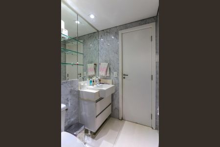 Apartamento à venda com 240m², 3 quartos e 3 vagas Apartamento à venda com 240m², 3 quartos e 3 vagasBanheiro 2 da Suite 3