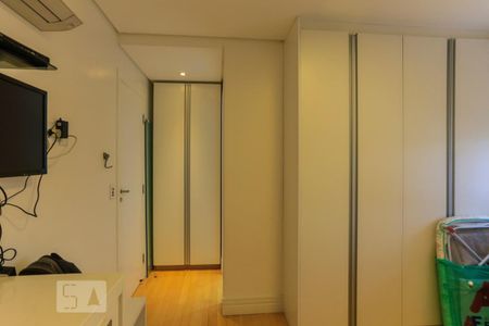 Apartamento à venda com 240m², 3 quartos e 3 vagas Apartamento à venda com 240m², 3 quartos e 3 vagasSuite 1