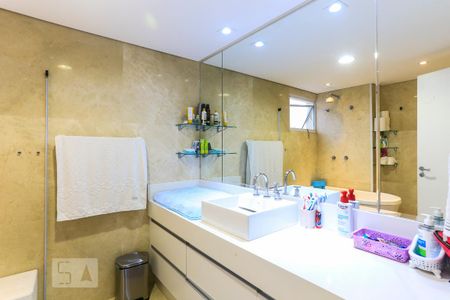 Apartamento à venda com 240m², 3 quartos e 3 vagas Apartamento à venda com 240m², 3 quartos e 3 vagasBanheiro 1 da Suite 3