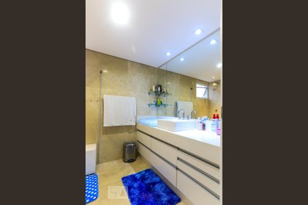 Apartamento à venda com 240m², 3 quartos e 3 vagas Apartamento à venda com 240m², 3 quartos e 3 vagasBanheiro 1 da Suite 3