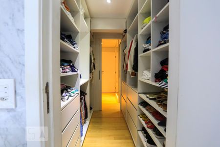 Apartamento à venda com 240m², 3 quartos e 3 vagas Apartamento à venda com 240m², 3 quartos e 3 vagasCloset da Suite 3
