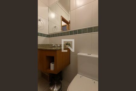Banheiro de casa de condomínio à venda com 4 quartos, 222m² em Vila Tramontano, São Paulo