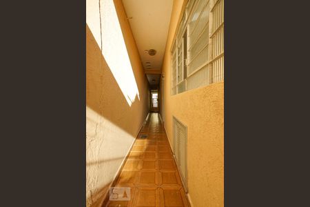 Casa para alugar com 150m², 3 quartos e sem vagaCorredor entrada térreo