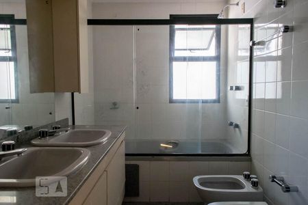 Apartamento para alugar com 232m², 4 quartos e 3 vagasBANHEIRO SUITE 1
