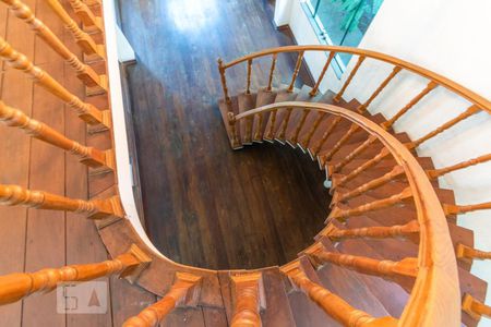 Casa à venda com 483m², 4 quartos e 6 vagas Casa à venda com 483m², 4 quartos e 6 vagasEscadaria