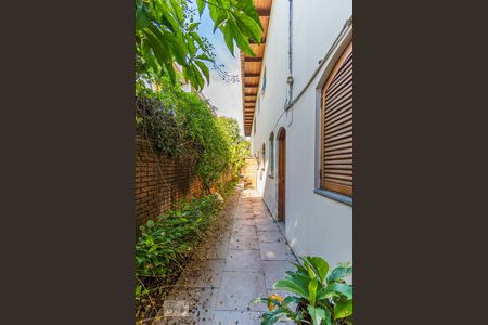 Casa à venda com 483m², 4 quartos e 6 vagas Casa à venda com 483m², 4 quartos e 6 vagasÁrea Externa Lateral