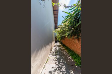 Casa à venda com 483m², 4 quartos e 6 vagas Casa à venda com 483m², 4 quartos e 6 vagasÁrea Externa Lateral