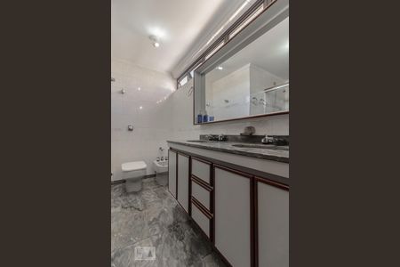 Apartamento à venda com 246m², 3 quartos e 4 vagasBanheiro suíte 1