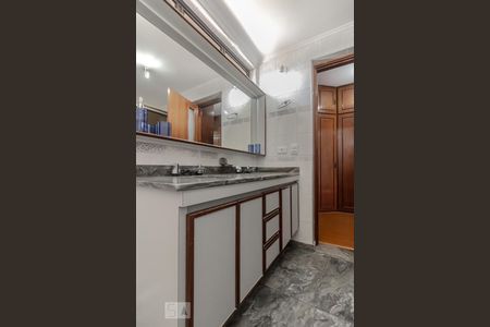 Apartamento à venda com 246m², 3 quartos e 4 vagasBanheiro suíte 1