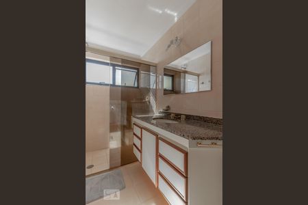 Apartamento à venda com 246m², 3 quartos e 4 vagasBanheiro suíte 2