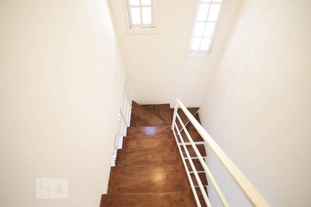 Escada de casa para alugar com 3 quartos, 180m² em Paraíso do Morumbi, São Paulo