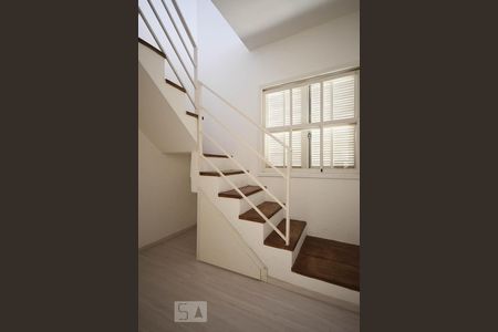 Casa para alugar com 180m², 3 quartos e 2 vagasEscada