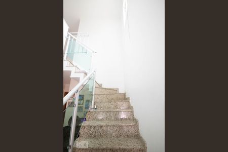 Escada de casa para alugar com 3 quartos, 167m² em Vila Scarpelli, Santo André
