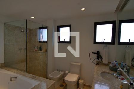 Apartamento à venda com 235m², 3 quartos e 4 vagasBanheiro da Suíte 3