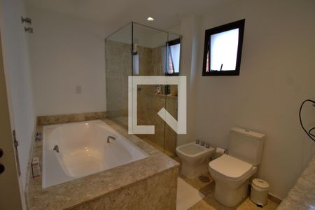 Apartamento à venda com 235m², 3 quartos e 4 vagasBanheiro da Suíte 3