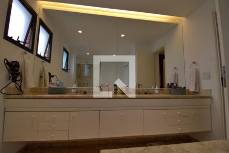 Apartamento à venda com 235m², 3 quartos e 4 vagasBanheiro da Suíte 3