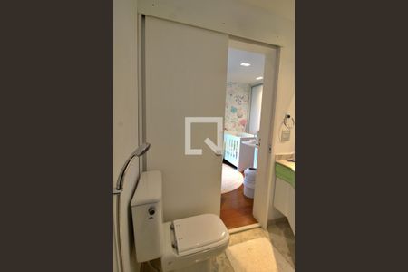 Apartamento à venda com 235m², 3 quartos e 4 vagasBanheiro da Suíte 1