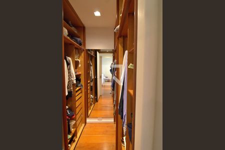 Apartamento à venda com 235m², 3 quartos e 4 vagasCloset da suíte 3